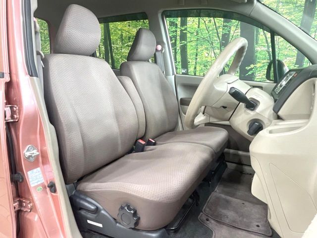 運転席シート廻りは使用感も少なく、良好な状態となっています。前オーナー様が丁寧に使っていたことがよくわかりますね。