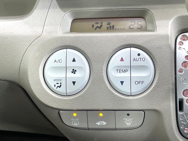 【オートエアコン】一度お好みの温度に設定すれば、車内の温度を検知し風量や温度を自動で調整。暑い…寒い…と何度もスイッチ操作をする必要はありません。快適な車内空間には必須の機能ですね♪