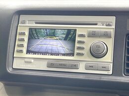 【バックカメラ】駐車時に後方がリアルタイム映像で確認できます。大型商業施設や立体駐車場での駐車時や、夜間のバック時に大活躍！運転スキルに関わらず、今や必須となった装備のひとつです！