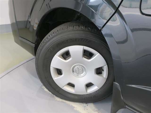 タイヤサイズは、195/80R15インチです。
