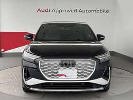 Audiの象徴であるシングルフレームグリルをよりワイドで低くシャープなデザインとすることでワイド＆ローのフォルムを協調しています。