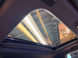 【サンルーフ】ボタンひとつで開閉可能！開放感たっぷりのサンルーフが装着されています！車内に明かりを取り入れたり景色を楽しむ以外にも、よどみがちな車内の空気も簡単に換気できて快適です！