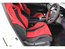 ゆったりとした運転席、助手席です。運転席はシートハイトアジャスター付きで高さ調整が出来るので、いろんな人のドライブポジションに合います。