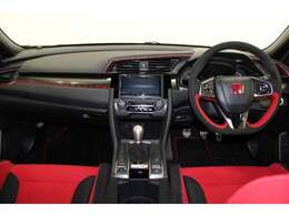 視界と視認性に優れたインパネ廻りに統一感の有るデザインで全体をスッキリと、スイッチ類は見やすく分かりやすいレイアウトに！