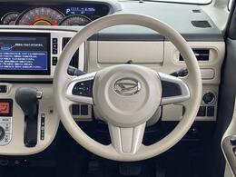 【ハンドル】軽い力で扱いやすいハンドルです。目立つ傷やスレなどなく綺麗な状態です！除菌プランいれていただくとさらに快適に！清潔なお車はお子様にも安心ですね！