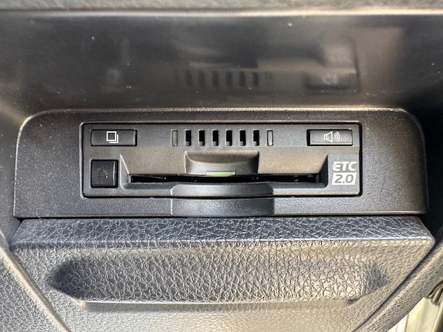 【ETC2.0（DSRC/ITSスポット）】ETCカードを挿入すれば料金所はノンストップで通過できます。ETC限定の割引や、高速道路の情報提供サービスを利用できます。