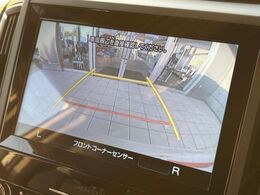 【バックカメラ】駐車時に後方がリアルタイム映像で確認できます。大型商業施設や立体駐車場での駐車時や、夜間のバック時に大活躍！運転スキルに関わらず、今や必須となった装備のひとつです！