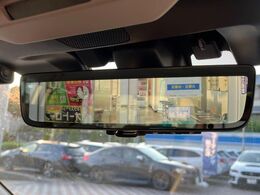 【スマートリヤビューミラー】後席の大きな荷物や同乗者で後方が確認しづらい時でも安心！カメラが撮影した車両後方の映像をルームミラー内に表示。クリアな視界で状況の確認が可能です！