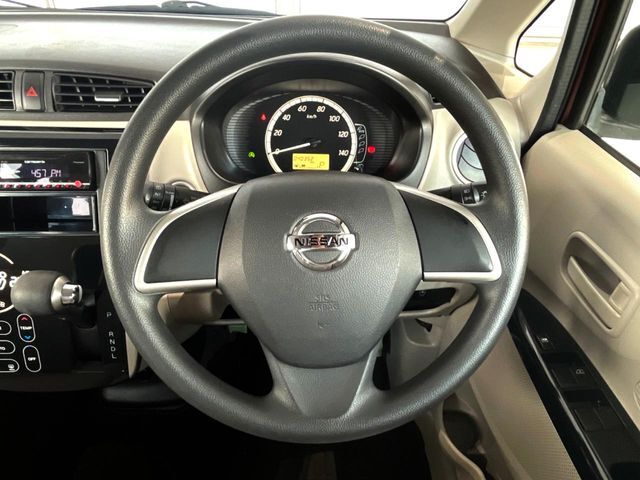 インテリアに合わせたデザインのステアリングは、運転される方のことも考え、運転しやすい形状、大きさです。是非一度、実際に触ってお確かめください。