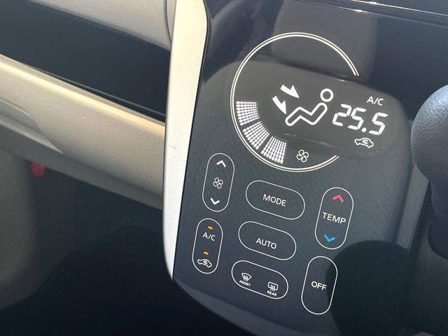 【オートエアコン】一度お好みの温度に設定すれば、車内の温度を検知し風量や温度を自動で調整。暑い…寒い…と何度もスイッチ操作をする必要はありません。快適な車内空間には必須の機能ですね♪