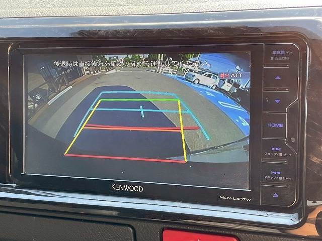 【カラーバックモニター】を装備しております。リアの映像がカラーで映し出されますので日々の駐車も安心安全です。