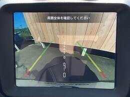 【カラーバックモニター】を装備しております。リアの映像がカラーで映し出されますので日々の駐車も安心安全です。