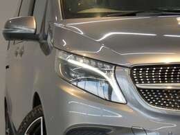 Vクラス特有の使用感はとても少なく心地よい禁煙車輌に開放感有るパノラミックスライディングルーフ＆便利な7人乗り＆余裕のロングボディ！！　高級感漂うブラックレザーインテリア