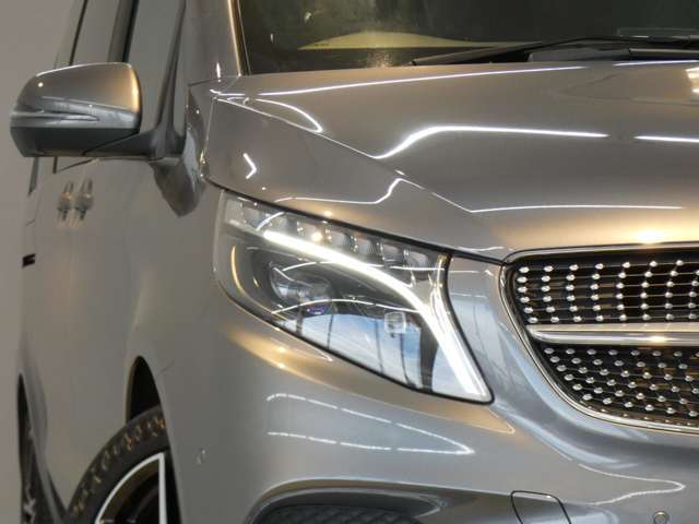 Vクラス特有の使用感はとても少なく心地よい禁煙車輌に開放感有るパノラミックスライディングルーフ＆便利な7人乗り＆余裕のロングボディ！！　高級感漂うブラックレザーインテリア