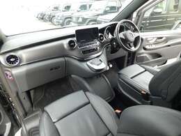 Vクラス特有の使用感はとても少なく心地よい禁煙車輌に開放感有るパノラミックスライディングルーフ＆便利な7人乗り＆余裕のロングボディ！！　高級感漂うブラックレザーインテリア