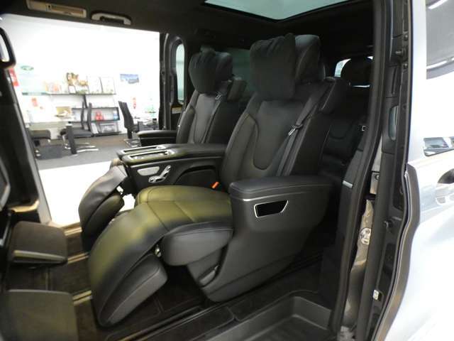 アクティブディスタンスアシストディストロニック・レーンキーピングアシスト）　AMGラインパッケージ専用エクステリア　AMG19インチアルミホイール　パノラッミックガラススライディングルーフ