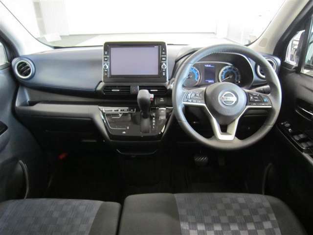 見通しのいい視界と最適なレイアウトで運転しやすいです。