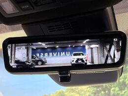 【デジタルインナーミラー】後席の大きな荷物や同乗者で後方が確認しづらい時でも安心！カメラが撮影した車両後方の映像をルームミラー内に表示。クリアな視界で状況の確認が可能です！