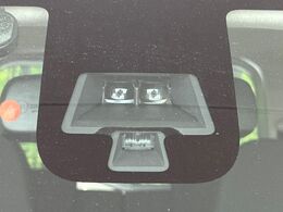 【エマージェンシーブレーキ】走行中に前方の車両等を認識し、衝突しそうな時は警報とブレーキで衝突回避と被害軽減をアシスト。より安全にドライブをお楽しみいただけます。