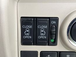 【両側パワースライドドア】スマートキーや運転席のスイッチで後席両側スライドドアの開閉が可能♪電動だから力を入れてドアを開ける必要が無く、小さなお子様でも簡単に開け閉めでき快適です♪