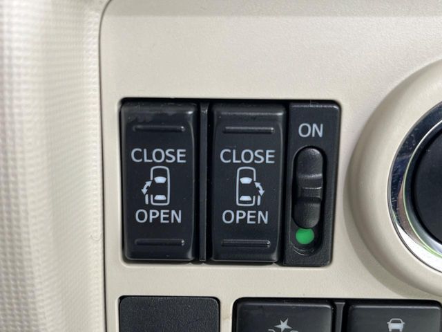 【両側パワースライドドア】スマートキーや運転席のスイッチで後席両側スライドドアの開閉が可能♪電動だから力を入れてドアを開ける必要が無く、小さなお子様でも簡単に開け閉めでき快適です♪