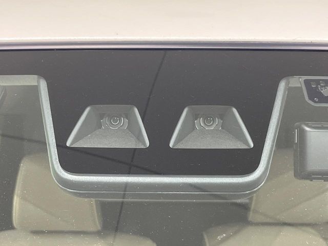 【スマートアシスト】走行中に前方の車両等を認識し、衝突しそうな時は警報とブレーキで衝突回避と被害軽減をアシスト。より安全にドライブをお楽しみいただけます。