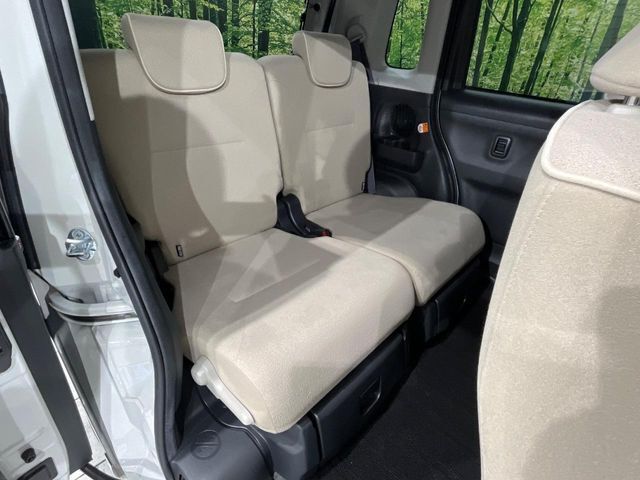 後部座席も気になるようなキズ・汚れやへたり等、大きなダメージはなく、良好な状態です。