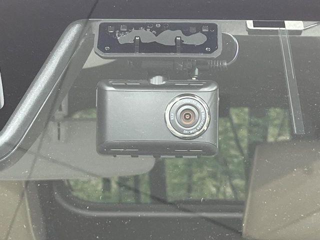 【ドライブレコーダー】安心・安全なカーライフに必須のドライブレコーダーを装備！走行中はもちろん、あおり運転や事故に遭遇した際の状況も映像で記録し、万一のリスクに備えます。