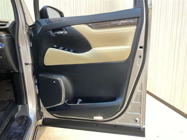 運転席前面ドア部分です♪