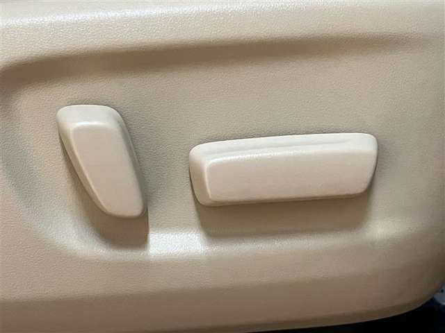 パワーシート搭載。微妙な調整が手軽にでき、ピッタリのポジションで運転することが可能です。