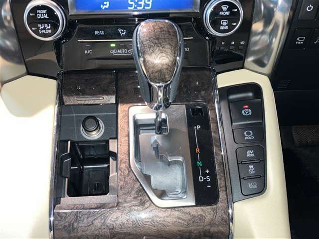 車両の横滑りを感知すると、自動的に車両の進行方向を保つように車両を制御します。