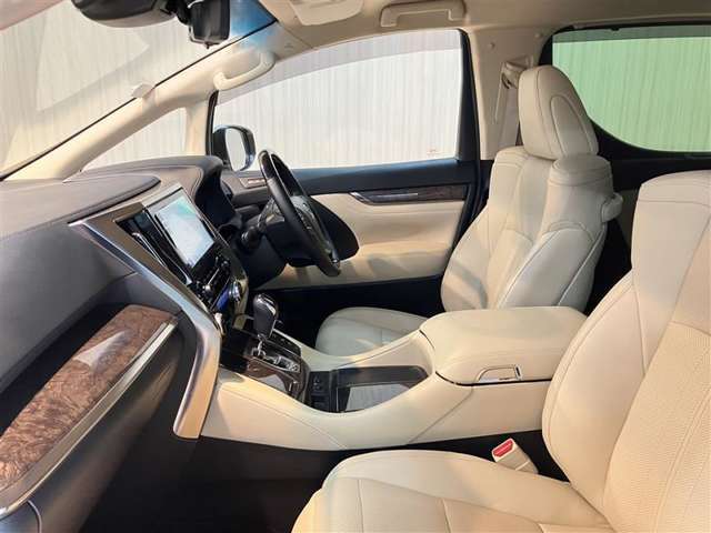 清潔で広々した座席です！是非、現車を見て体感してみてください。