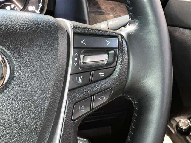ステアリングスイッチで、安全運転！前方から目線を外さないように！