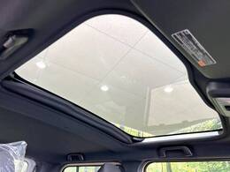 【ガラスルーフ】ガラスルーフ搭載で車内の解放感が一気にアップ！開放的なドライブをお楽しみいただけます。