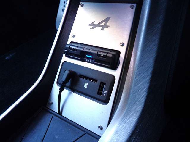 今や必須装備となったETC装着済。スマホや携帯音楽プレーヤーなどの外部機器を接続できる入力端子です