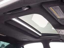 ★人気装備のサンルーフ！様々なドライブシーンで活躍してくれます！！開放感ある車内空間は気持ちがいいですよ！