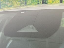 【インテリジェントエマージェンシーブレーキ】フロントカメラで前方の車両や歩行者を検知。衝突しそうな時は衝突被害軽減ブレーキが作動、衝突回避をサポート。より安全にドライブをお楽しみいただけます。