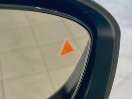 【後方車輛検知】走行中、ドアミラーの死角になりやすい箇所に後続車が接近するとサイドミラー付近に警告を表示、ドライバーに注意喚起をしてくれます。