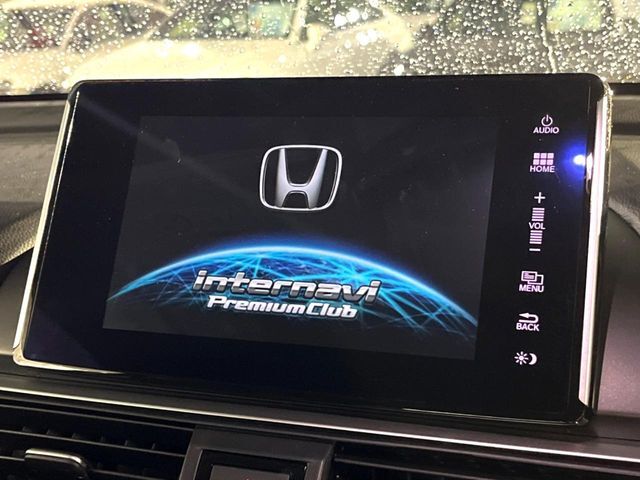 【メーカー純正ナビ】インテリアに溶け込むスタイリッシュな「専用設計」メーカーナビを装備♪視認性や操作性など基本性能にも優れ、より上質なカーライフをお楽しみいただけます。