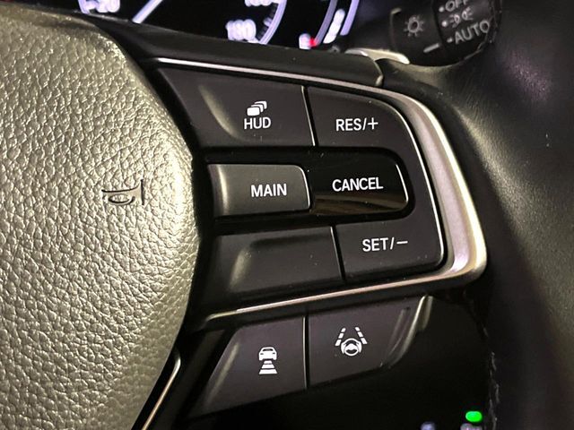 【ホンダセンシング】走行中に前方の車両等を認識し、衝突しそうな時は警報とブレーキで衝突回避と被害軽減をアシスト。より安全にドライブをお楽しみいただけます。