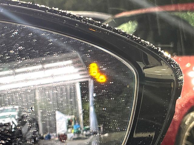 【ブラインドスポットインフォメーション】走行中、ドアミラーの死角になりやすい箇所に後続車が接近するとサイドミラー付近に警告を表示、ドライバーに注意喚起をしてくれます。
