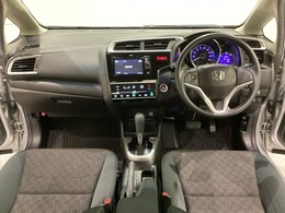車内は光触媒抗菌消臭施工済です。スタイリッシュなデザインでスポーティなインパネ周りを演出します。グローブボックスやカップホルダーのほかにトレーなどたくさんの収納スペースが付いています。