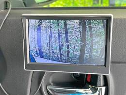 【バックカメラ】駐車時に後方がリアルタイム映像で確認できます。大型商業施設や立体駐車場での駐車時や、夜間のバック時に大活躍！運転スキルに関わらず、今や必須となった装備のひとつです！