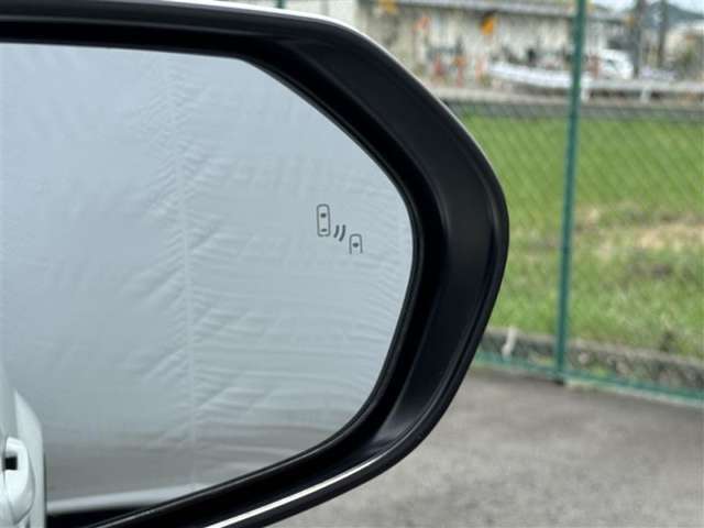 ★ブラインドスポットモニター★隣の車線を走る車両をレーダーで検知し、ドアミラーに搭載されたLEDインジケーターが点灯することで車線変更のサポートをします！