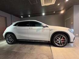 【Hangarage】は、行きつけの場所、たまり場、ガレージ、車庫、修理工場を意味し、大手ではできない顧客一人一人にあったサービスを提供し、顧客とともに愉しめる空間をつくっていきたいと考えております。