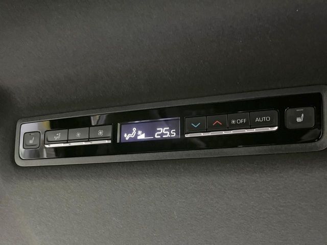 【リアオートエアコン】広い後部座席には必須の機能！風量や温度を自動で調整し前席と同様な車内環境にしてくれるリアオートエアコンを装備。夏の暑さも冬の寒さもストレスなく快適にお過ごしいただけます♪