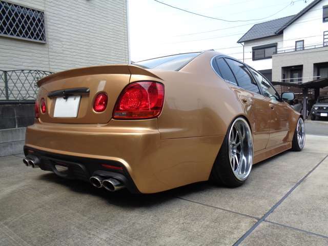 ワンオフストレートマフラー(純正マフラー有)。WALDマフラー加工。前後フェンダーワイド化。ゴールドカラー全塗装。ファイナルコネクション車高調。レオンハルトゼーレ20インチアルミホイール。レッドキャリパー