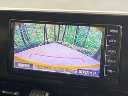 【バックカメラ】駐車時に後方がリアルタイム映像で確認できます。大型商業施設や立体駐車場での駐車時や、夜間のバック時に大活躍！運転スキルに関わらず、今や必須となった装備のひとつです！