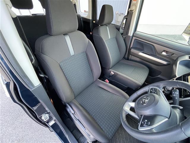 こちらは運転席のシートです。納車前には自社でしっかりクリーニングを行います。また、『AD除菌やシート撥水コーティング（別途料金）』などの、クリーニングメニューもご用意しております。