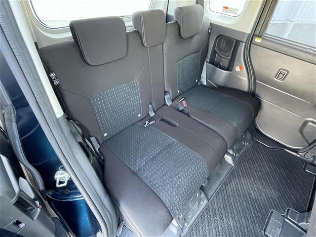 こちらフロアマットの写真になります。全車しっかり清掃済みです。別途、車丸洗いプランなどもありますので、是非、検討よろしくお願いします。中古車は一物一価なので、早い者勝ちです。お問合わせお待ちしてます！